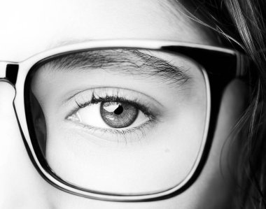 Gözlük takan güzel bir genç kızın görüntüsü. Yakın çekim.