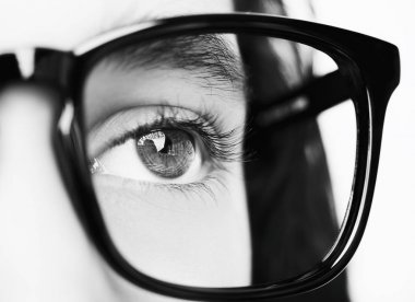 Gözlük takan güzel bir genç kızın görüntüsü. Yakın çekim.