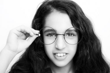 Görüntü güzel bir Afrika genç kızın gözlüklü.