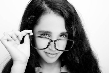 Görüntü güzel bir Afrika genç kızın gözlüklü.