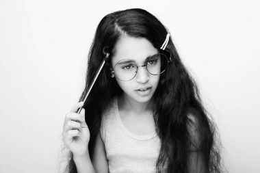 Güzel Afrikalı Çocuk Kız bardaklarda elinde kalem tutan