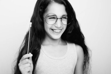 Güzel Afrikalı Çocuk Kız bardaklarda elinde kalem tutan