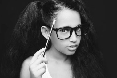 Güzel Afrikalı Çocuk Kız bardaklarda elinde kalem tutan