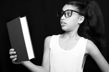 Sevimli kız gözlük ve kitap okuyan el 