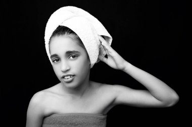  Kafasındaki bir havlu ile küçük bir gülümseyen kız