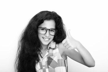 Görüntü güzel bir Afrika genç kızın giyen gözlük ve başparmak çıkar ortaya