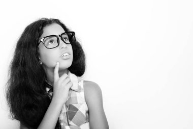 Görüntü güzel bir Afrika genç kızın gözlüklü.