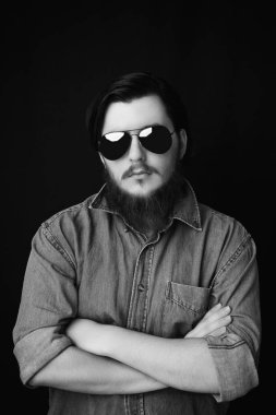 Siyah arka plan üzerine poz bir genç sakallı adam portresi 