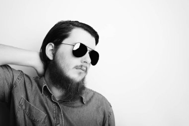 Beyaz arka plan ayakta beyaz genç adam portresi stüdyo 