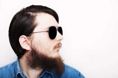 Beyaz arka plan ayakta beyaz genç adam portresi stüdyo 