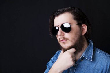 Siyah arka plan ayakta beyaz genç adam portresi stüdyo 