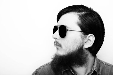 Beyaz arka plan ayakta beyaz genç adam portresi stüdyo 