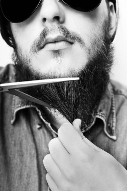 Genç hippi erkek tıraş Kızıl Sakal makas ile kesme