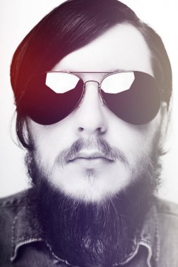 Beyaz arka plan üzerinde beyaz genç adam portresi stüdyo