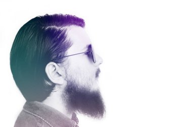 Beyaz arka plan ayakta beyaz genç adam portresi stüdyo 