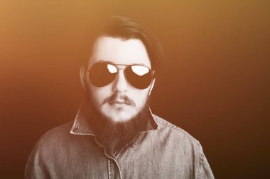 Siyah arka plan ayakta beyaz genç adam portresi stüdyo 