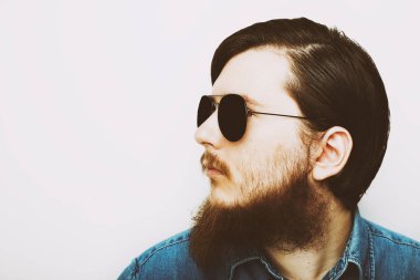 Beyaz arka plan ayakta beyaz genç adam portresi stüdyo 