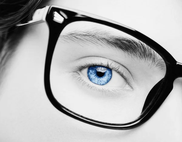 一个男孩戴着眼镜蓝色眼睛附近的肖像 — 图库照片