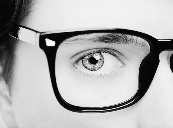Podobizna chlapce nosit brýle uzavřít, makro studio shot — Stock fotografie