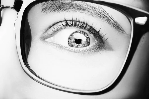 안경을 쓴 아름다운 젊은 여자의 모습. — 스톡 사진
