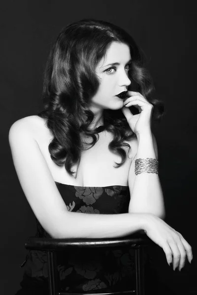 Hübsches weibliches Modemodel posiert im Studio mit dunklem Gothic-Make-up — Stockfoto
