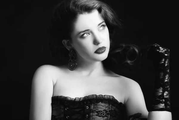 Νεαρή ελκυστική κοκκινομάλλα γυναίκα σε σκούρο φόντο. — Φωτογραφία Αρχείου
