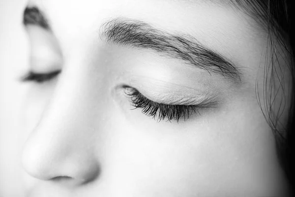 Gros plan image d'une belle fille avec les yeux fermés — Photo