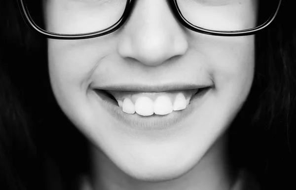 Afbeelding van een mooi jong meisje met een bril. close-up schot — Stockfoto