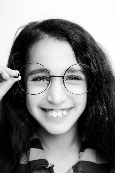 Kép egy gyönyörű afrikai fiatal lány szemüveg. — Stock Fotó