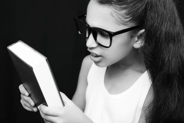 Adorabile ragazza che studia con gli occhiali e libro in mano — Foto Stock