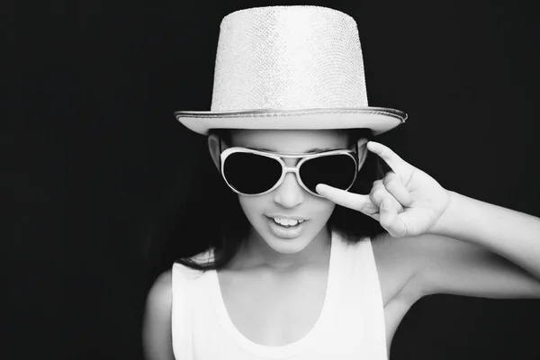 선글라스와 검은색 모자 작은 여자 로커 — 스톡 사진