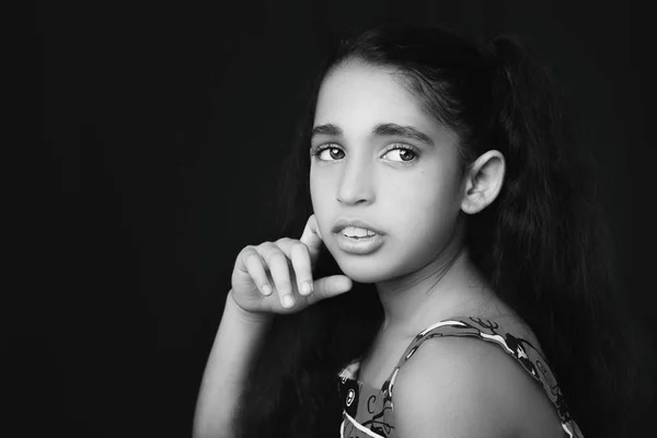 Retrato de uma linda menina africana no fundo preto — Fotografia de Stock