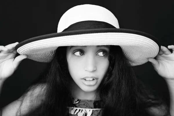 Retrato de cerca de una joven afroamericana con sombrero de sol — Foto de Stock