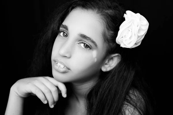 Retrato de uma jovem afro-americana com uma flor no cabelo — Fotografia de Stock