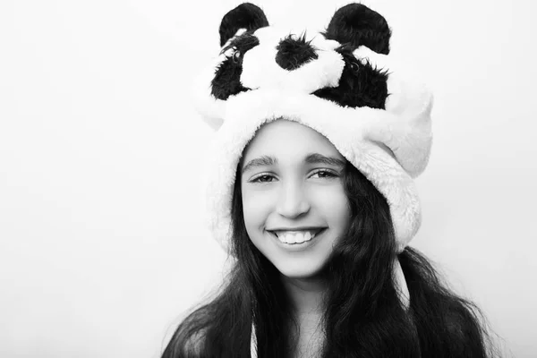 Retrato de uma menina adorável em chapéu de panda no fundo branco . — Fotografia de Stock
