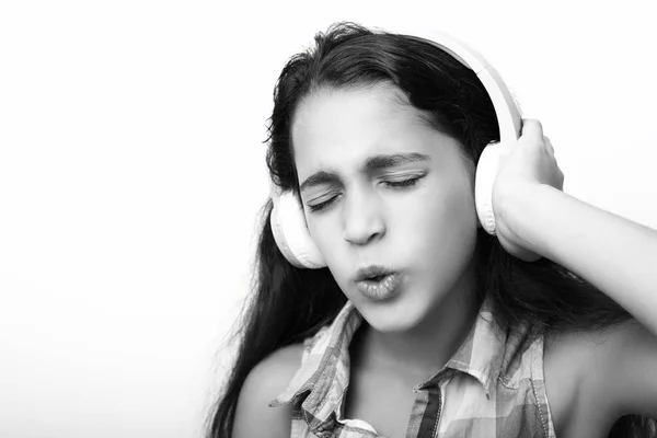 Menina afro-americana com fones de ouvido ouvindo música — Fotografia de Stock