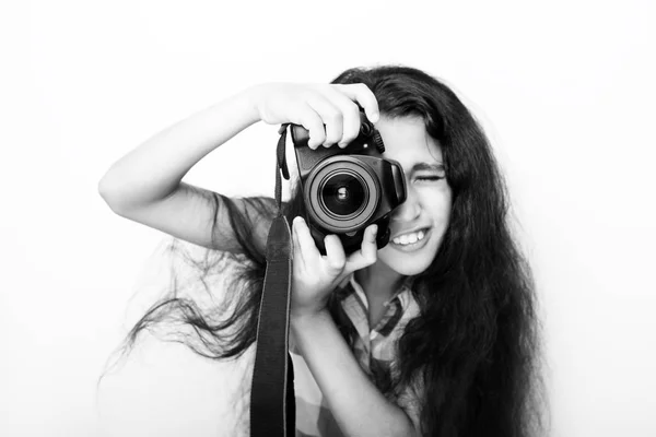 可爱的黑发小女孩拿着相机拍照 — 图库照片