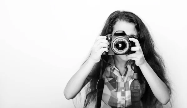 Menina morena bonito segurando uma câmera de fotos — Fotografia de Stock