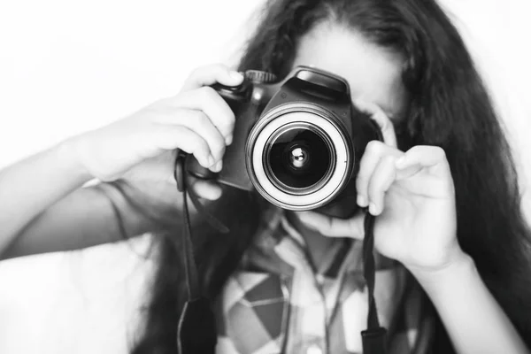 Niedliche Brünette kleines Mädchen hält eine Fotokamera — Stockfoto