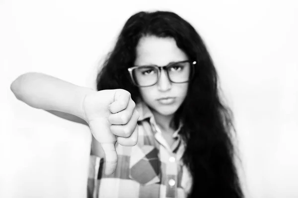 Retrato de menina adolescente infeliz mostrando sinal de diferente ou ruim . — Fotografia de Stock