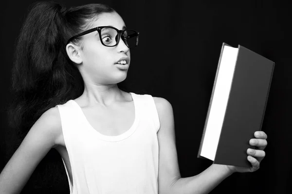 Entzückendes Mädchen mit Brille und Buch in der Hand — Stockfoto