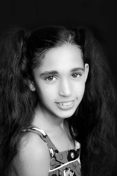 Menina bonita sorrindo e olhando para a câmera isolada em preto — Fotografia de Stock