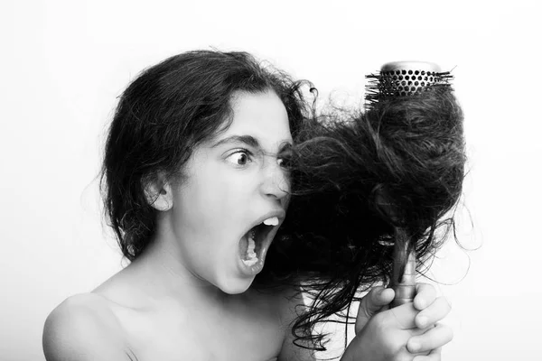 Concept de soins capillaires avec portrait de fille se brossant les cheveux — Photo
