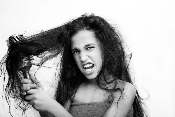Haarpflegekonzept mit Porträt eines Mädchens beim Haarbürsten — Stockfoto