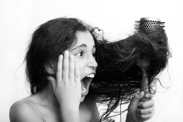 Conceito de cuidados com o cabelo com retrato de menina escovando seu cabelo — Fotografia de Stock