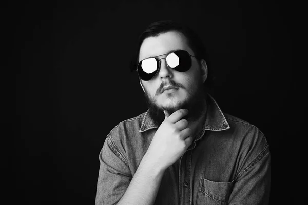 Studio portrait de caucasien jeune homme debout sur fond noir — Photo