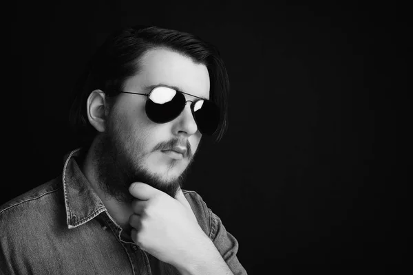 Studioporträt eines kaukasischen jungen Mannes im Stehen auf schwarzem Hintergrund — Stockfoto