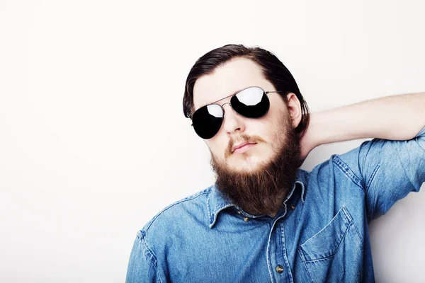 Beyaz arka plan üzerinde beyaz genç adam portresi stüdyo 