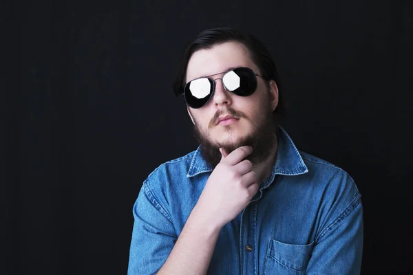 Estúdio retrato de caucasiano jovem de pé sobre fundo preto — Fotografia de Stock