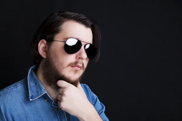 Estúdio retrato de caucasiano jovem de pé sobre fundo preto — Fotografia de Stock